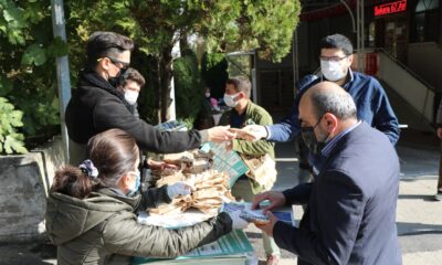 Elif Köse’den Her Cuma Maske ve  Simit İkramı